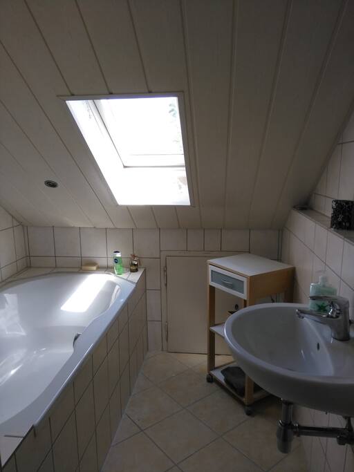 Badezimmer mit Badewanne