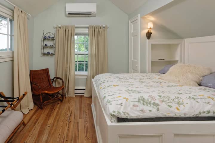 חדר השינה עם מיטת הקווין - סייז הוא סופר מקסים, אבל אזהרה לאלו מעל גיל 2 שהתקרות נמוכות והמיטה בנויה על פלטפורמה עם מדפי ספרים משני הצדדים.