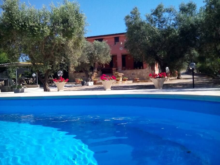 Piscina con vista porticato
