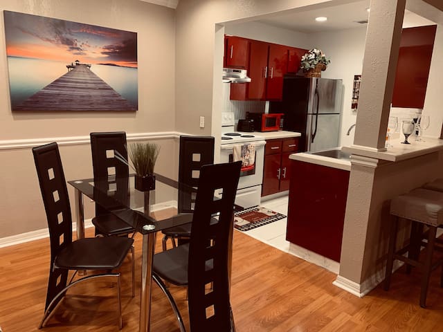 Modern Condo Minutes From Universal Studios!!!!!