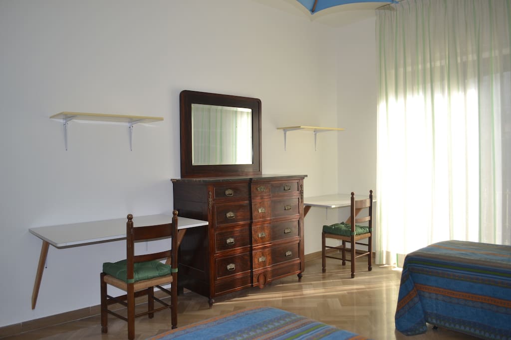 Due scrivanie, due sedie e una cassettiera nella stanza degli ospiti -
two desks , two chairs in the double room for guests