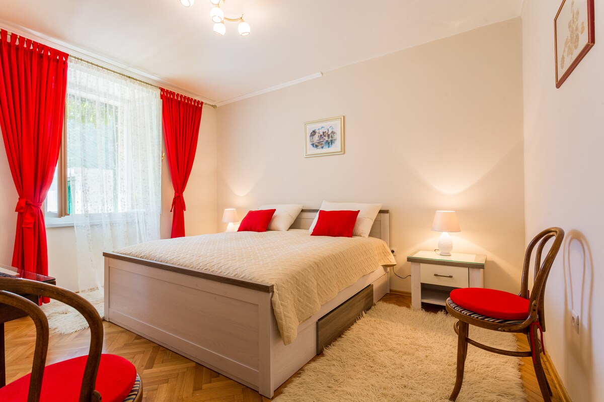 主独立卧室，加大双人床