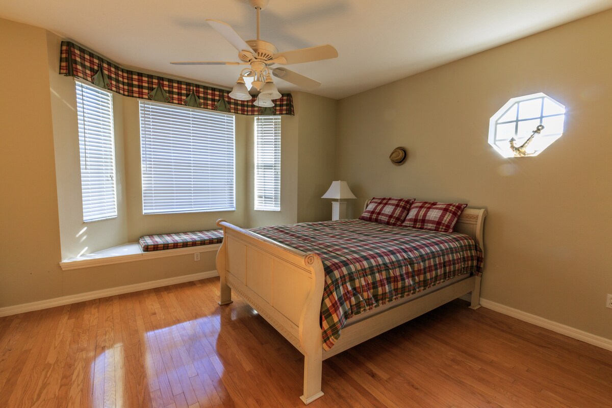 1st bedroom 2nd floor: queen-size