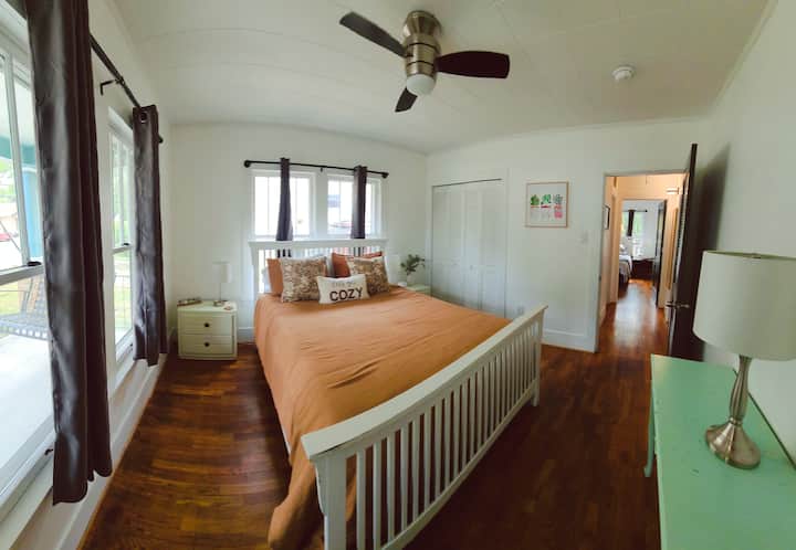 Втора спалня с двойно легло, дрешник и смарт телевизор.