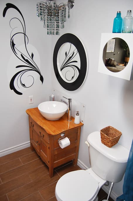 Salle de bain récente avec plancher chauffant et puits de lumière.