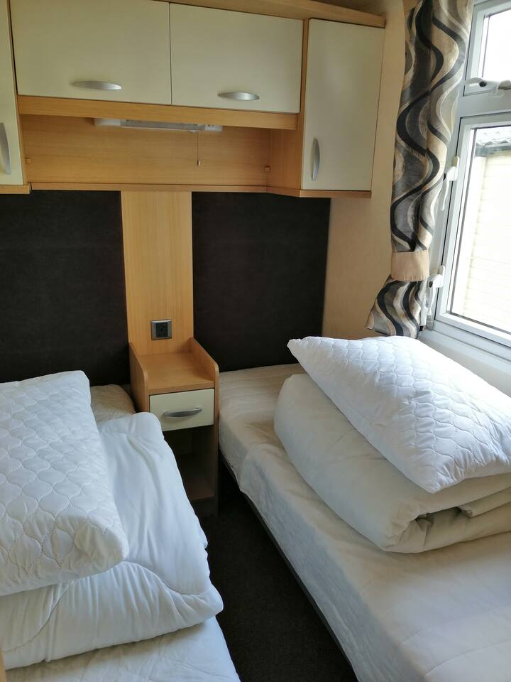 El primero de dos dormitorios dobles. Ropa de cama y almohadas. Mucho espacio de almacenamiento.
Se puede proporcionar ropa de cama con recargo.