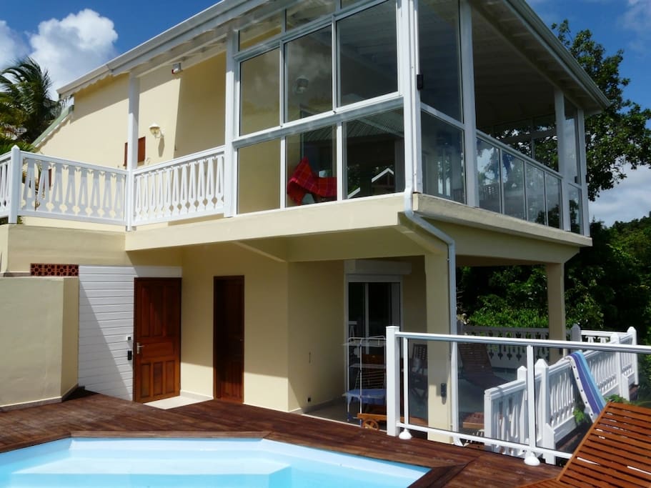 Vue de la villa Nature, sur 3 niveaux : N-1 le niveau piscine, N0 la véranda, N1 la grande chambre et sa salle d'eau WC.