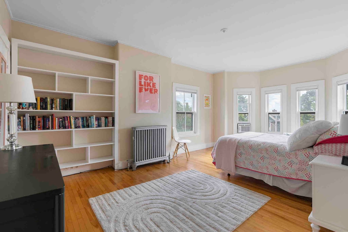 Spavaća soba na 3. katu je svijetla i vesela 