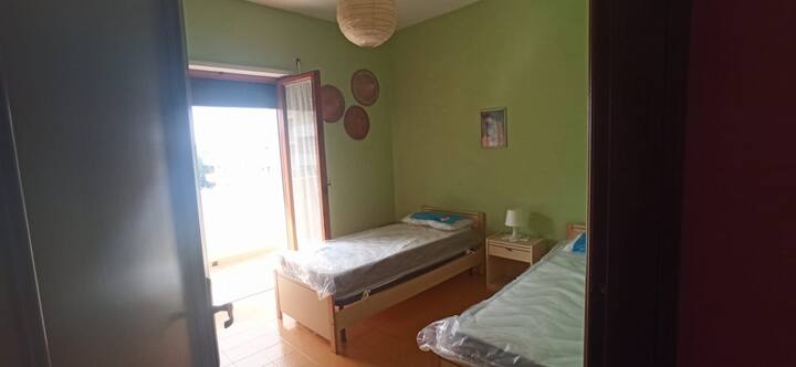 Chambre avec deux lits,armoire, commode, miroir et télévision à utiliser avec  votre Stick, elle n'est pas connectée à l'antenne numérique.