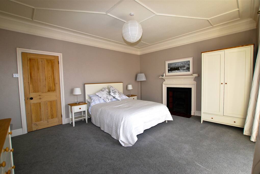 Main bedroom with kingsize bed