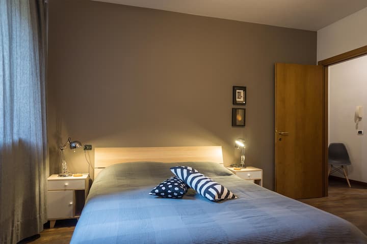 双人卧室，配有加大双人床和套内卫生间