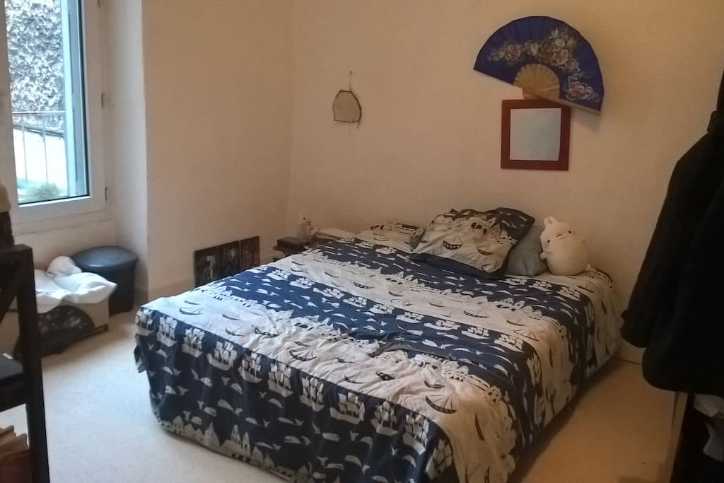 La grande chambre avec vu sur la cours.
