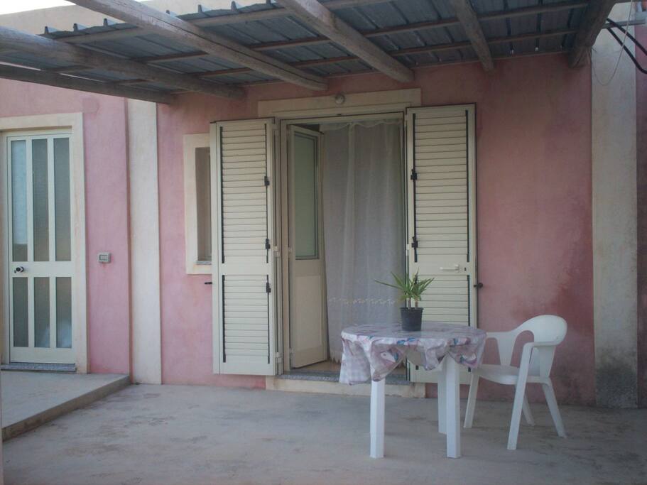 L'ingresso è dotato di terrazza con tettoia organizzata per poterci prendere il sole e cenare!