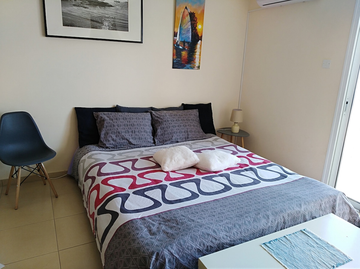 pohovka s manželskou posteľou v obývacej izbe v prípade potreby 