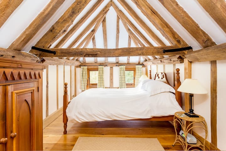 Walnut Barn - Bedroom 5 (Second floor) - kingsize double - beautiful oak beamed ceiling - overlooking woodland.