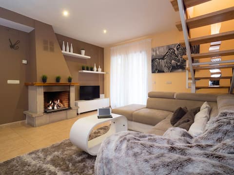 Top Airbnb: "The Awakening" BBQ|Home|Garden|WIFI|Pool in Huesca