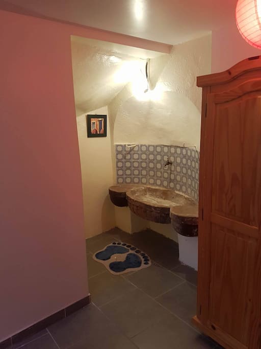 lavabo en pierre dans la chambre parental