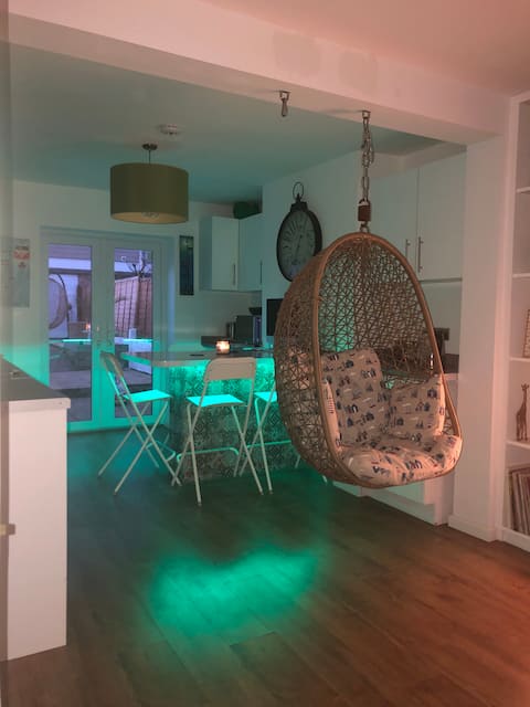 Central Town-House.  Parking. Walk to beach!