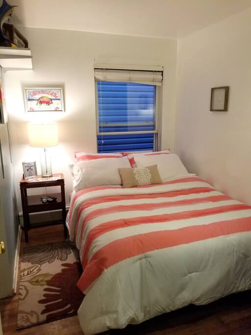 queen size bed- 4 fluffy pillows