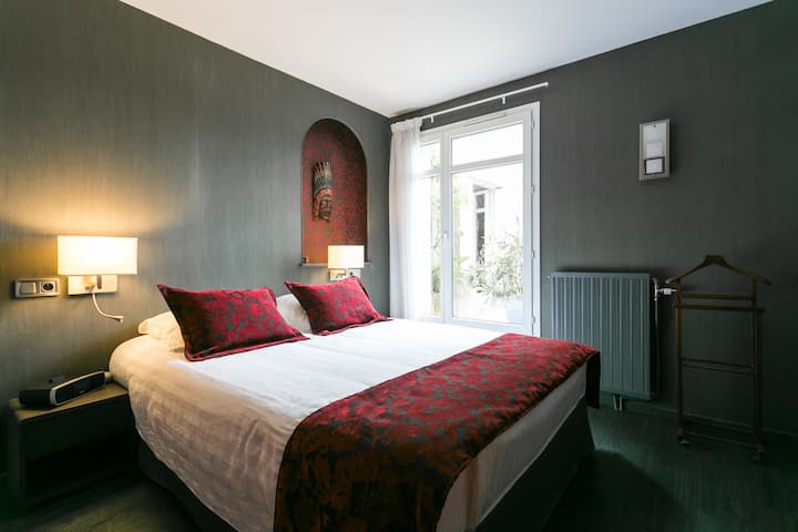 Hlavná spálňa s kvalitnou posteľnou bielizňou s prístupom na terasu