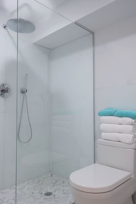 Modern white glass bathroom with Duravit and Grohe accessories