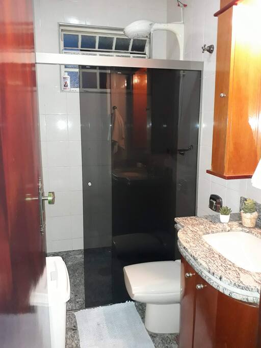 Banheiro privativo, chuveiro elétrico