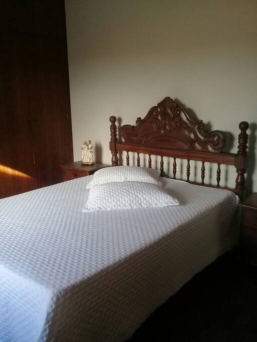 Cama queen confortável do quarto suíte