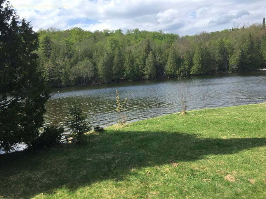 LAC LONG AVEC SPA AU BORD DU LAC Chalets à louer à SaintAdolphed