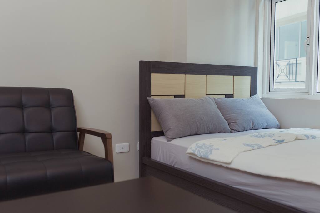 Two soft pillows are provided.
