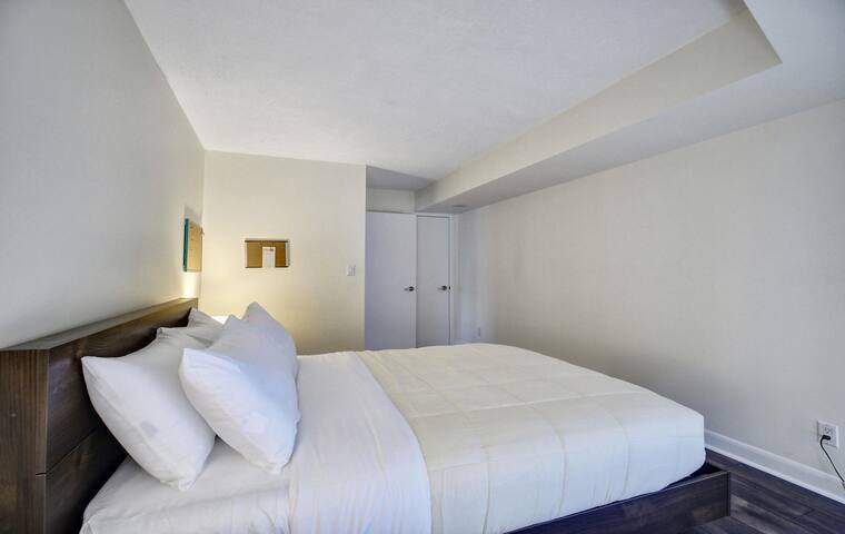 *Cool&Contemporary* Condo steps from Eaton Center gallery image 3