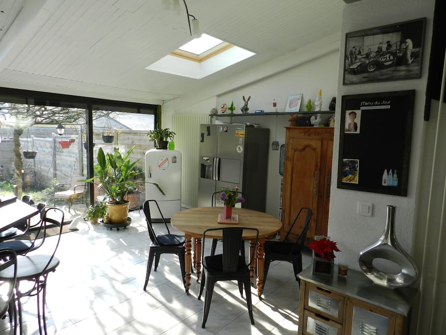 Espace repas donnant sur le jard