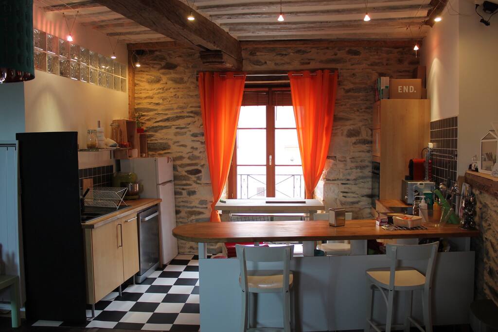Cuisine équipée, lave vaisselle, micro-onde, four, table de cuisine.