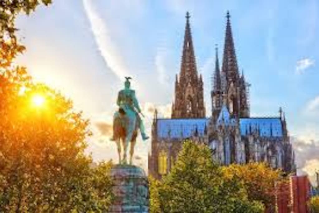 cathedral of Cologne and main train station are located at 1.8 kms form the flat