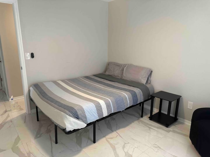 1. Schlafzimmer - am nächsten zur Küche und 2. Badezimmer 