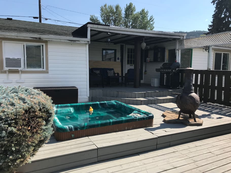 Upper covered lounge area and hot tub (5-6 persons who know each other... 4 if not!) on back deck. Note chest is full of outdoor games