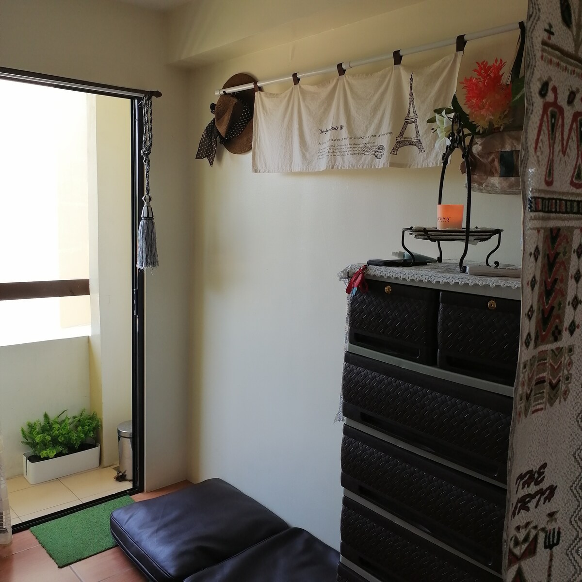 ทางเดินจากห้องนั่งเล่นไปยังระเบียงผ่าน/ผ่านห้องนอน