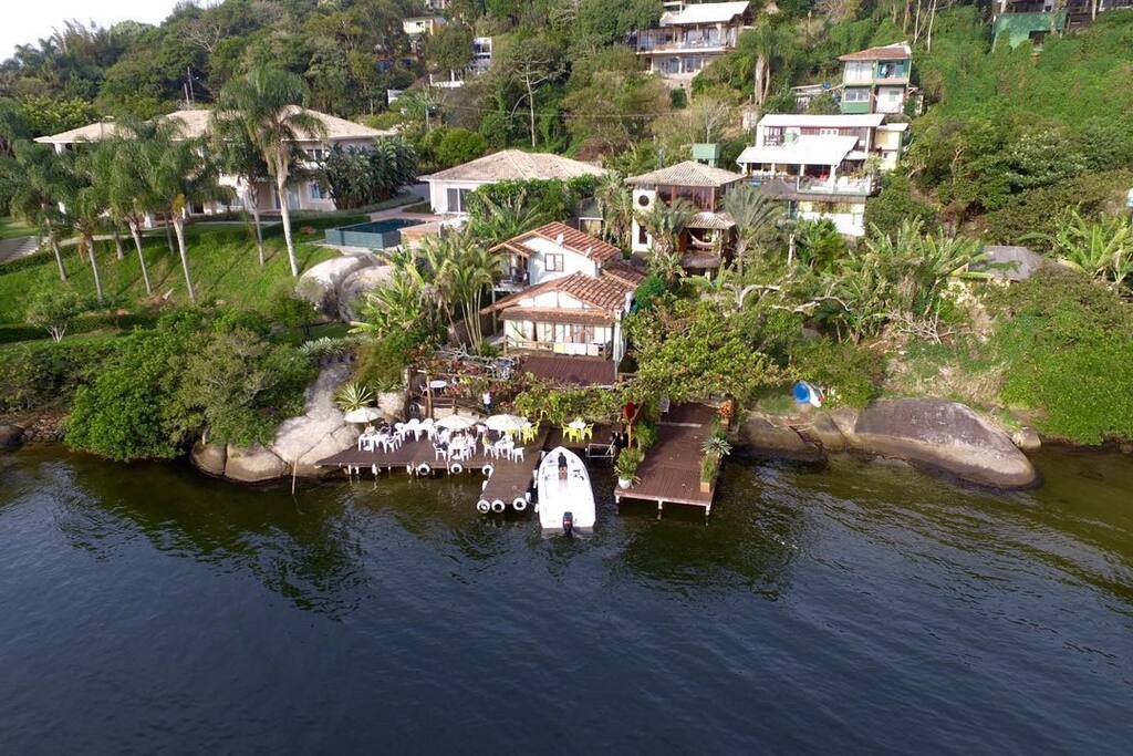 Vista aérea da residência que possui acesso exclusivo à Lagoa da Conceição.