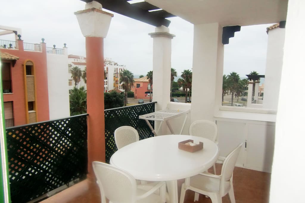 Terraza principal con vistas al mar