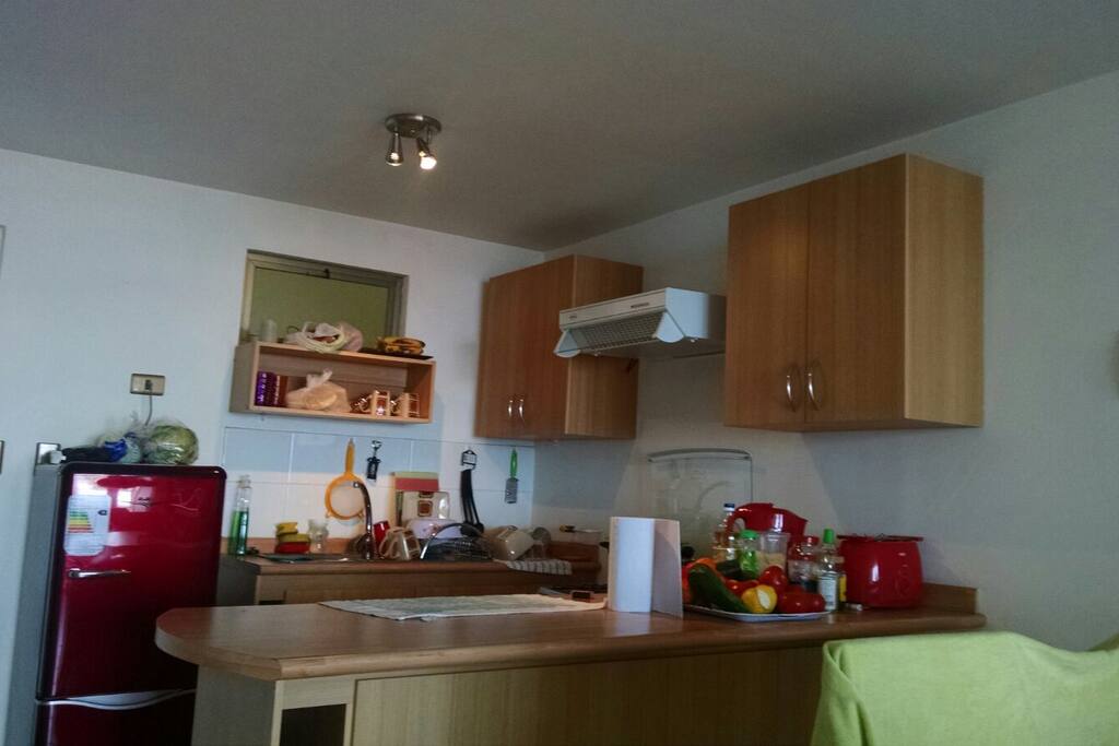 cocina completamente equipada