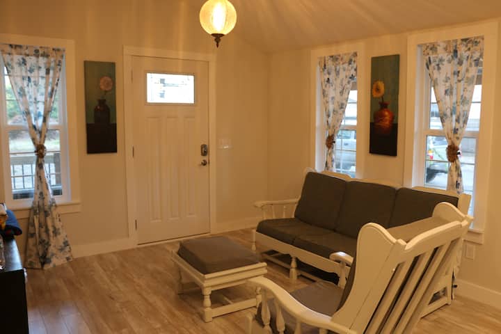 Apple Tree Cottage - Forest Grove, OR