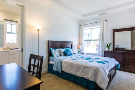 全新独立屋高级套房,尔湾核心地段。配套游泳池,健身房、公园、球场、zion超市步行5分钟,交通方便