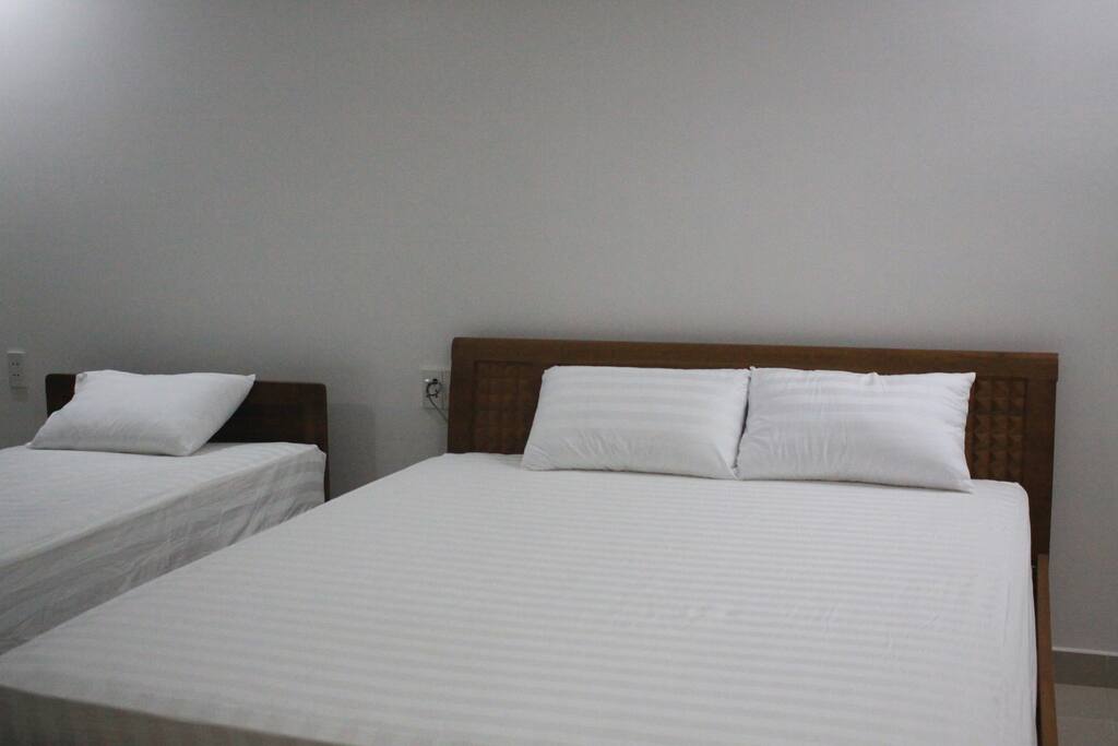 1 queen size bed and 1 single bed