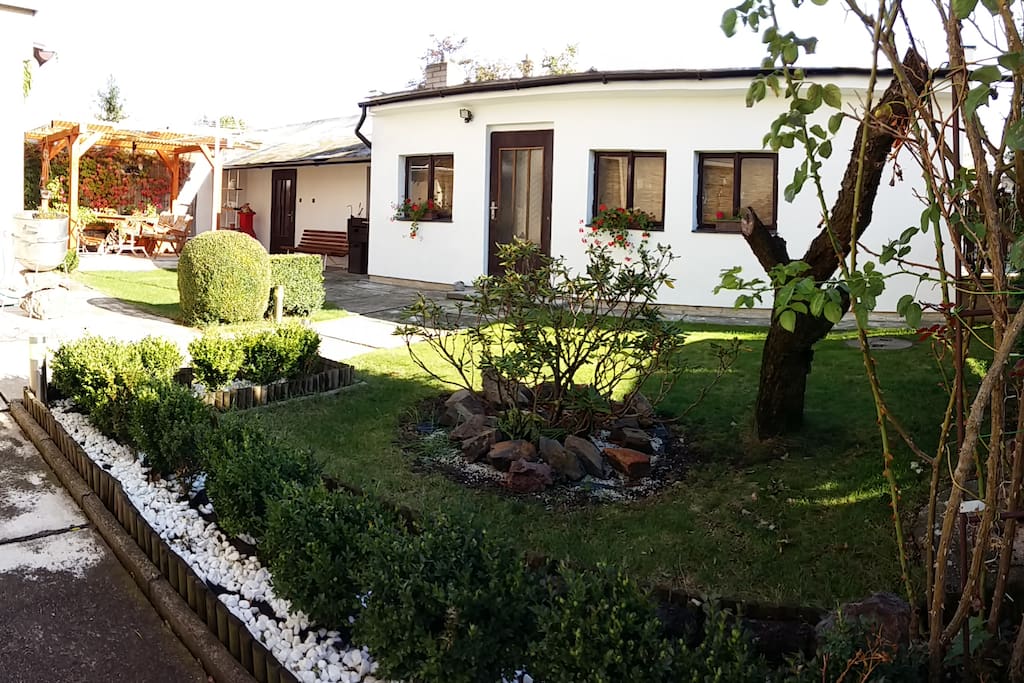 garden with terrace and garage