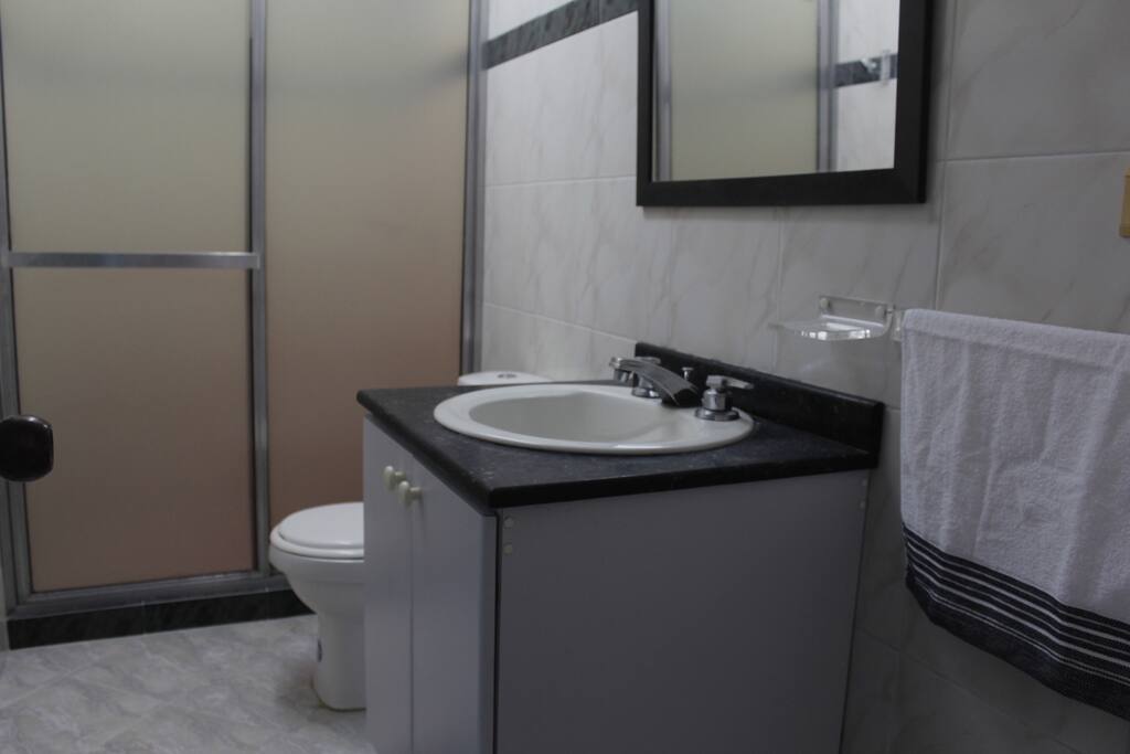 Baño cómodo y amplio de uso común.