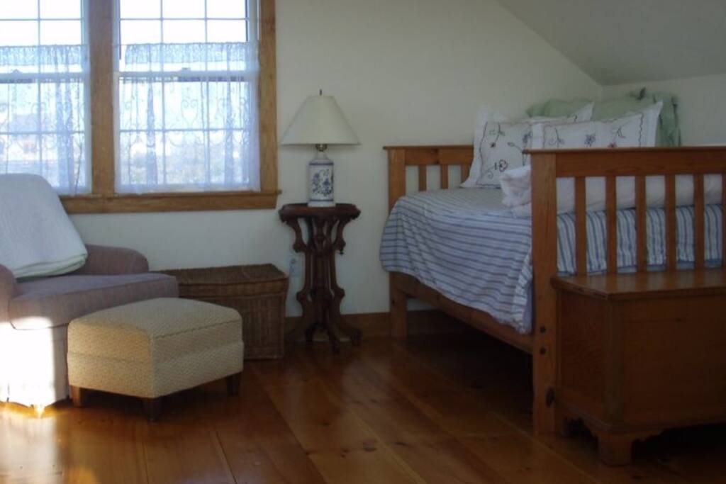 Single bed in suite above garage. Also has a King Bed