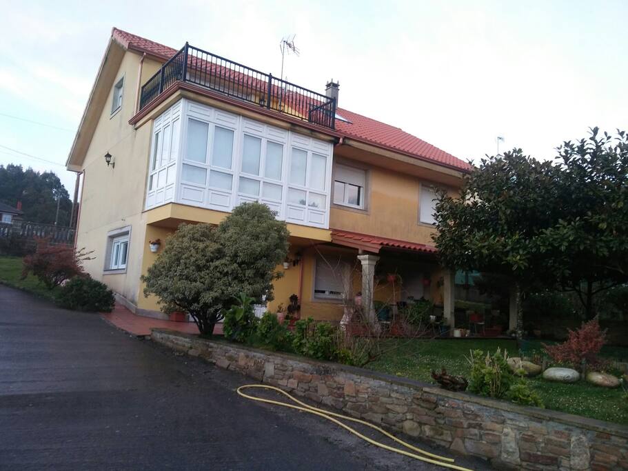 la casa por la parte de atras