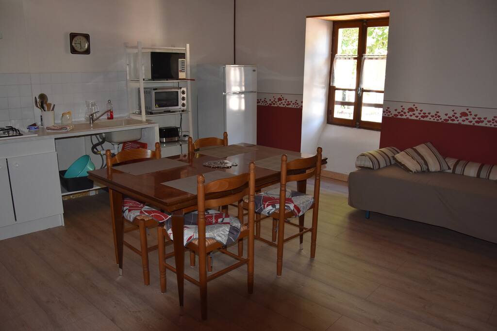La salle à manger et son coin salon
