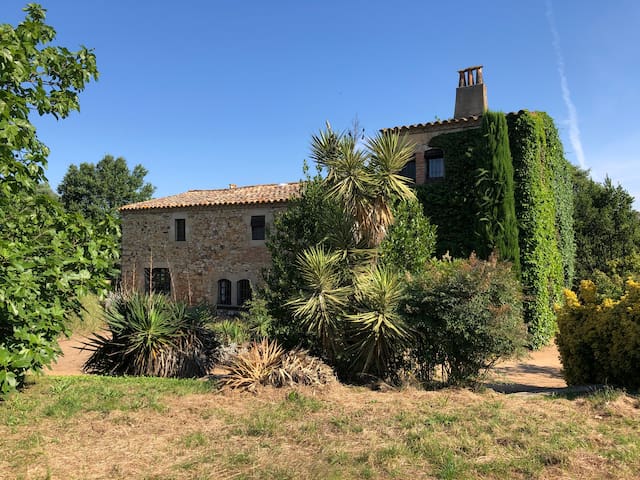 Costa Brava. Mas, grand jardin, piscine, Ampurdán