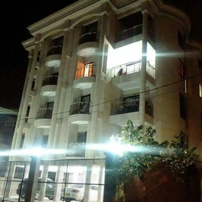 Immeuble tres eclairé la nuit. Brightly lit building at night