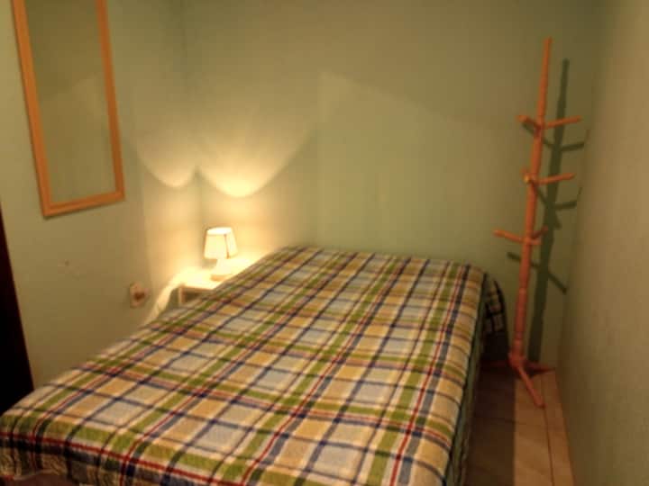 חדר שינה 4

Cama casal box, support desk, rack.
מאוורר וחדר רחצה פרטי.